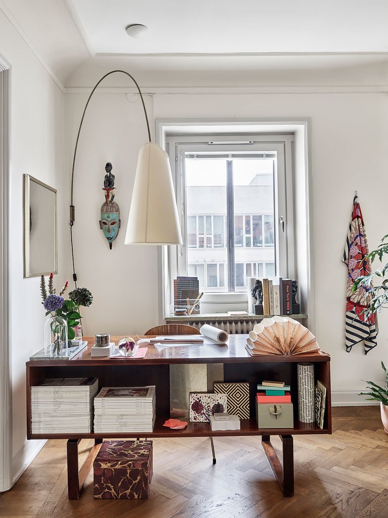A mix of Swedish traditional and modern style in the workspace